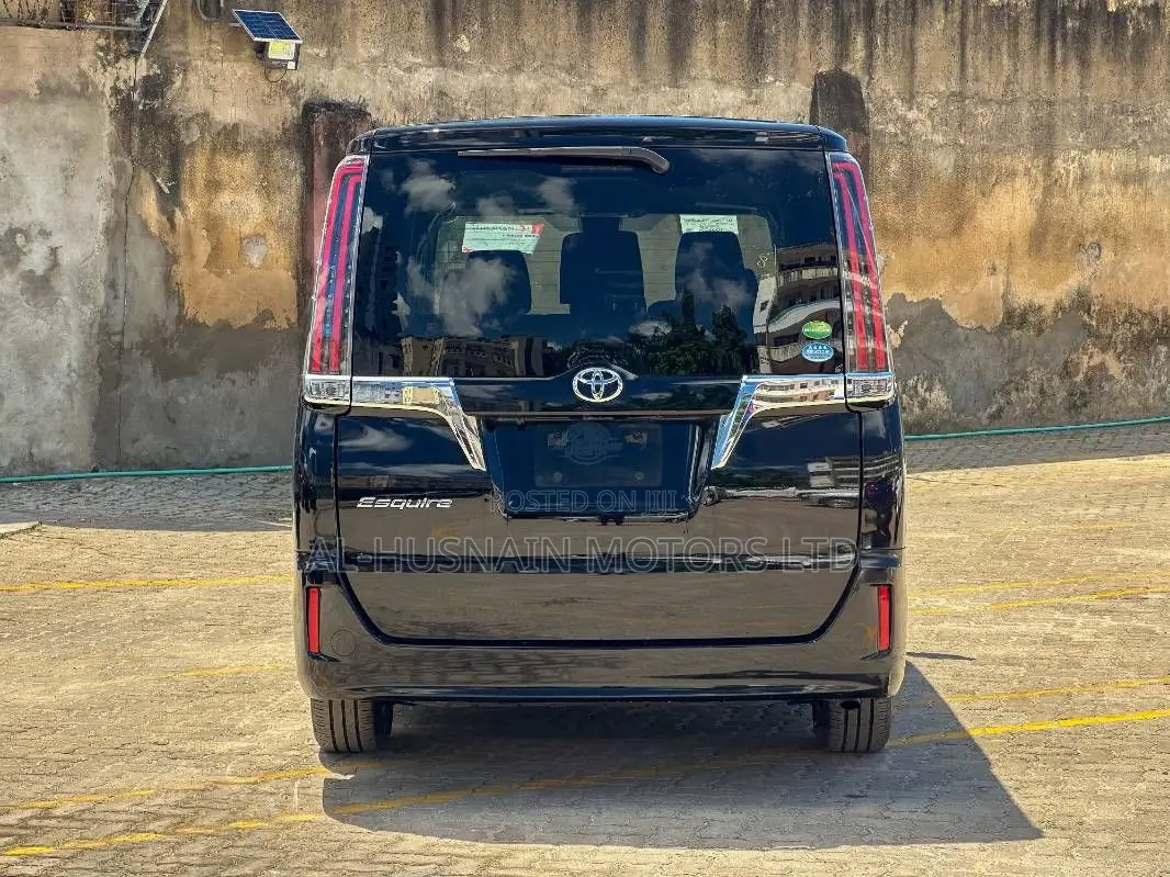 Toyota Esquire 2.0 FWD (8 seater) 2019 Black