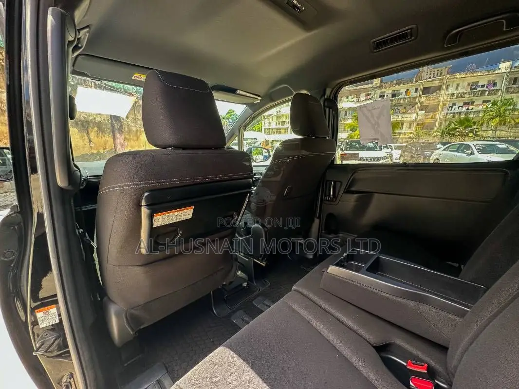 Toyota Esquire 2.0 FWD (8 seater) 2019 Black