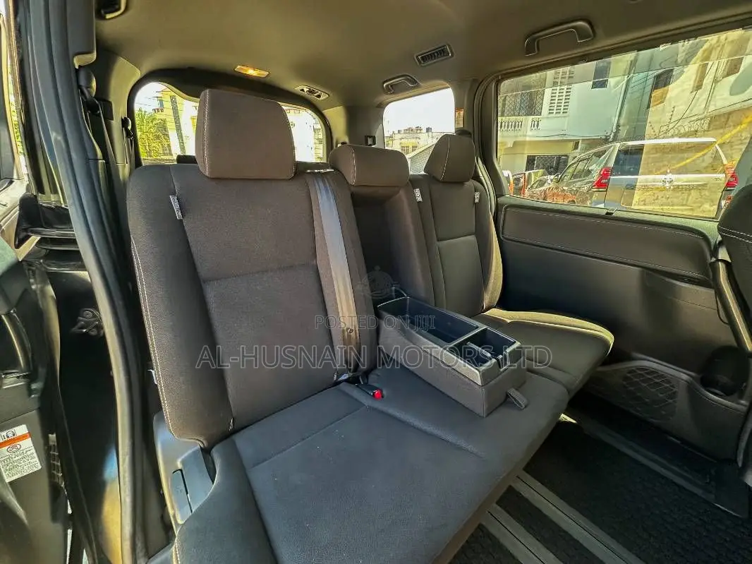 Toyota Esquire 2.0 FWD (8 seater) 2019 Black