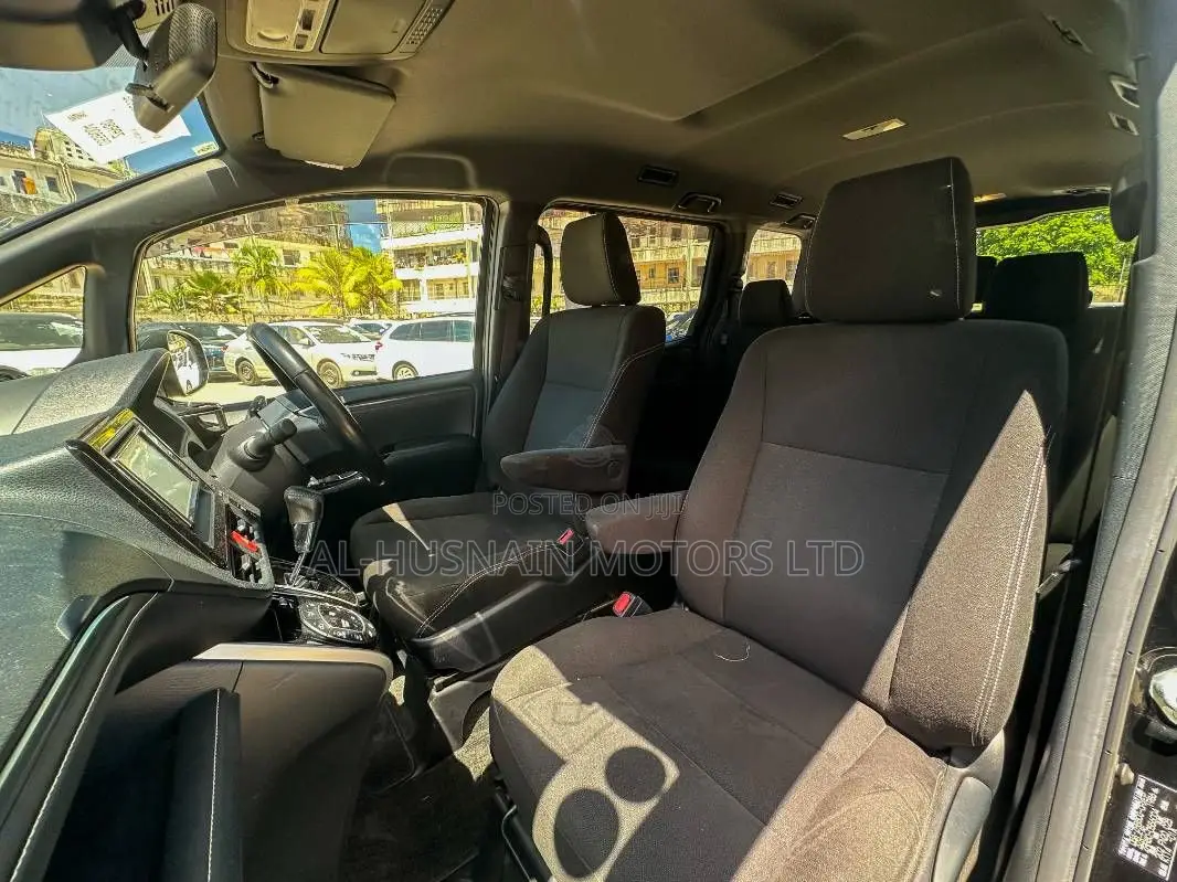 Toyota Esquire 2.0 FWD (8 seater) 2019 Black