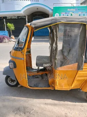 Piaggio 2017 Yellow