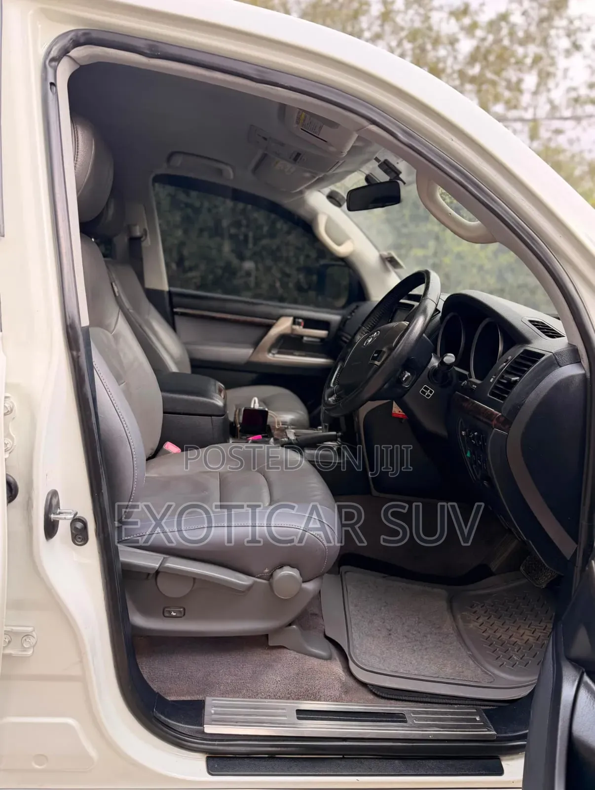 Toyota Land Cruiser 2010 White