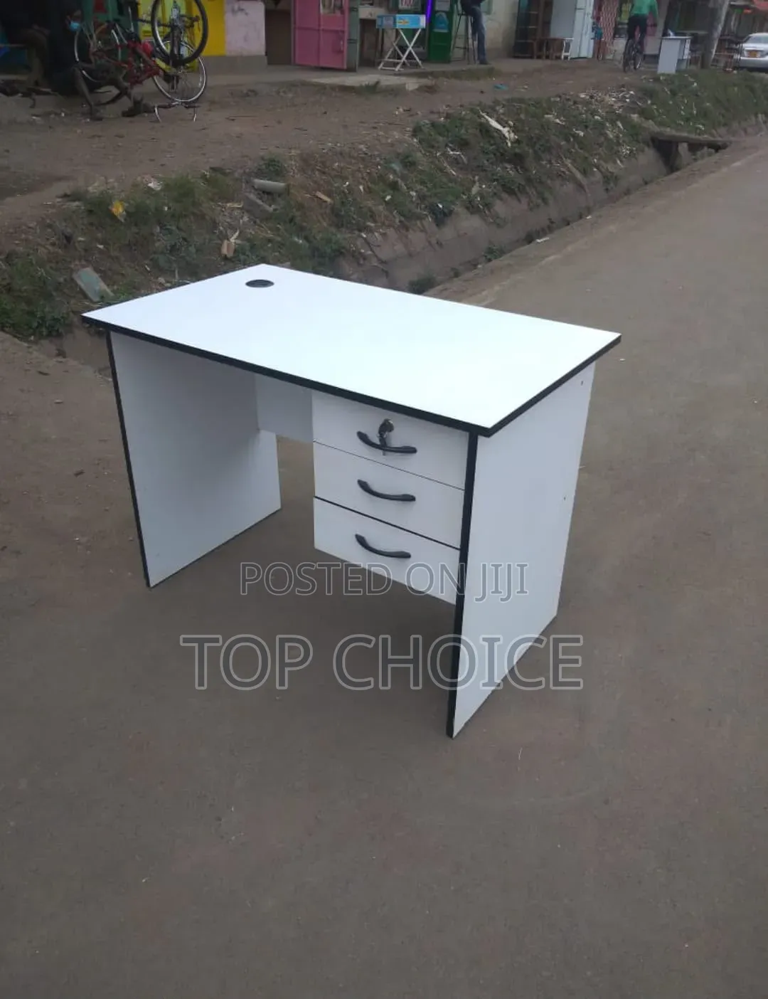 Premium Computer Desk With Lockable Drawers