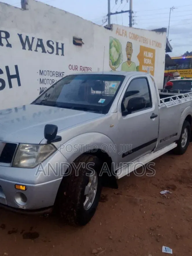 Nissan NP300 2010 Silver