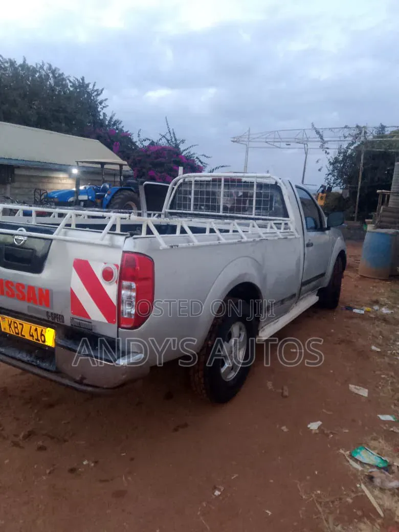 Nissan NP300 2010 Silver