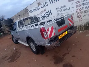 Nissan NP300 2010 Silver