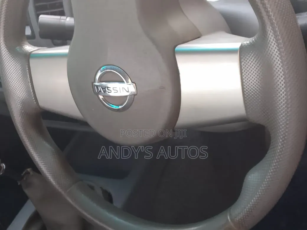 Nissan NP300 2010 Silver
