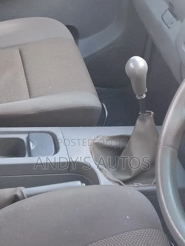 Nissan NP300 2010 Silver