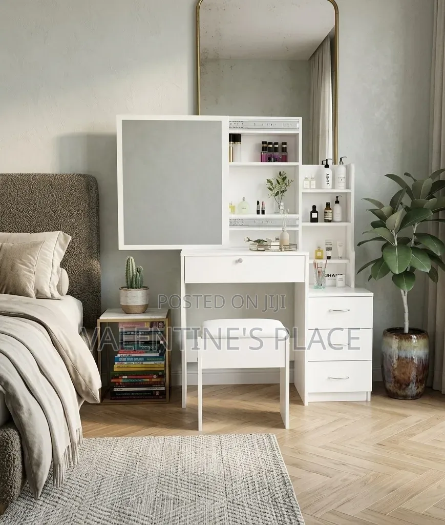 Dressers/Dressing Tables