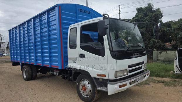 Isuzu FRR33 Enclosed Body - thumbnail 2