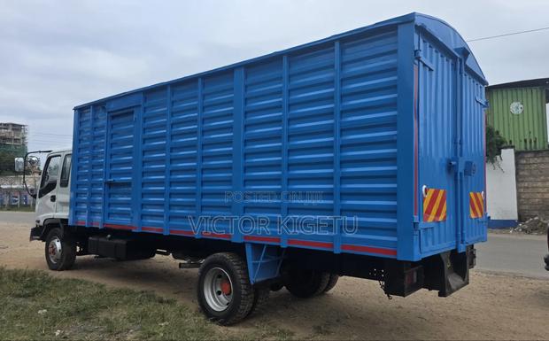 Isuzu FRR33 Enclosed Body - thumbnail 3