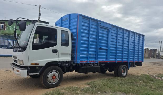 Isuzu FRR33 Enclosed Body - thumbnail 4