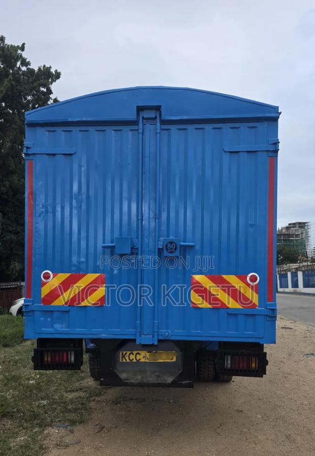 Isuzu FRR33 Enclosed Body - thumbnail 5