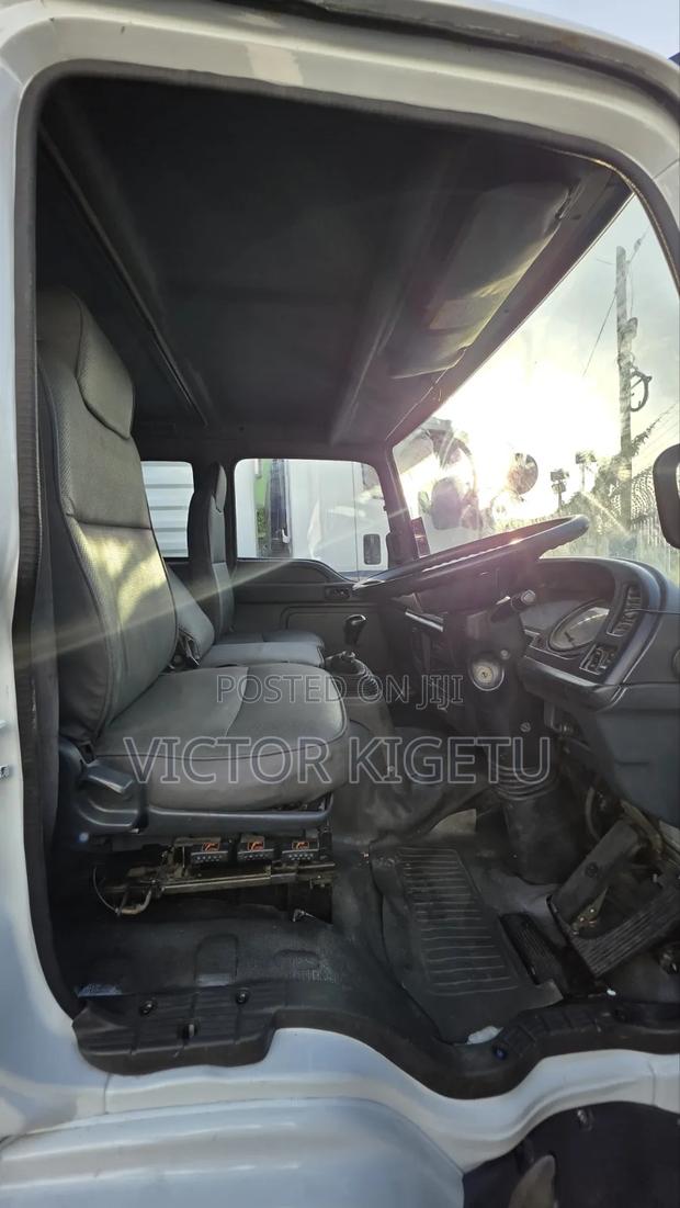 Isuzu FRR33 Enclosed Body - thumbnail 6