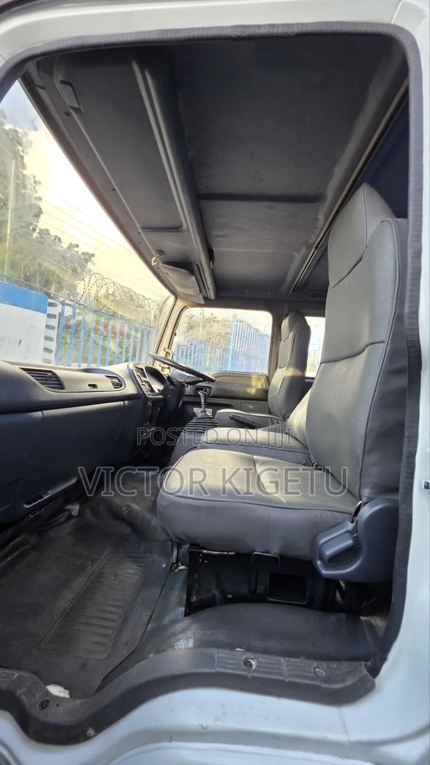 Isuzu FRR33 Enclosed Body - thumbnail 7