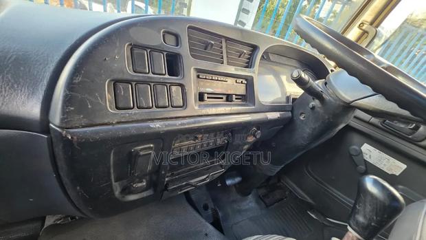 Isuzu FRR33 Enclosed Body - thumbnail 8