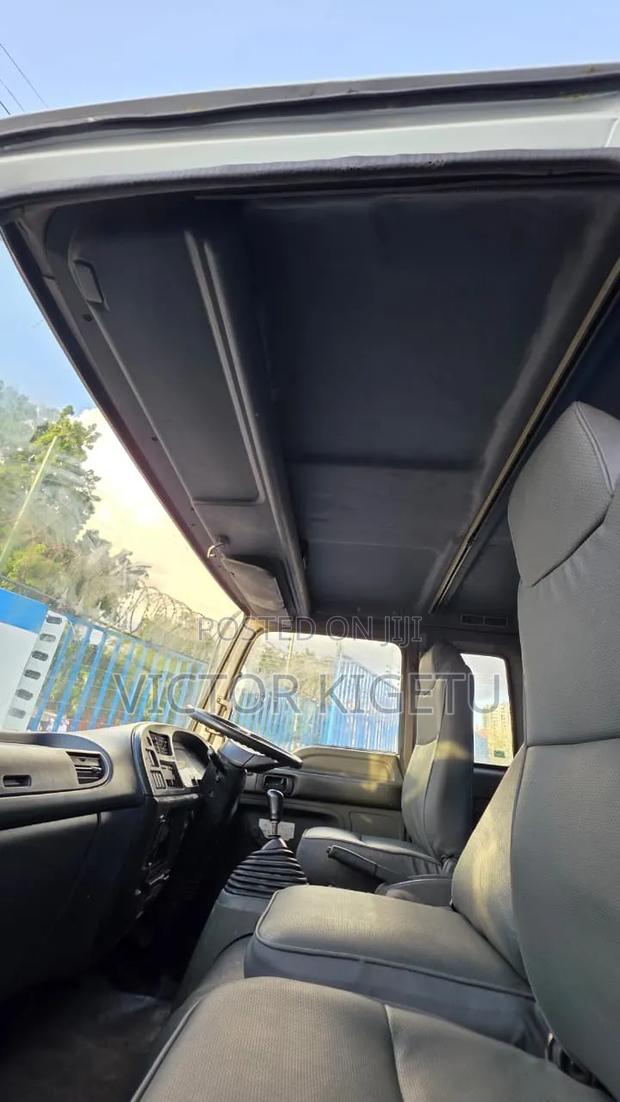Isuzu FRR33 Enclosed Body - thumbnail 9