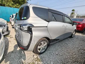 Toyota Sienta 2019 Silver