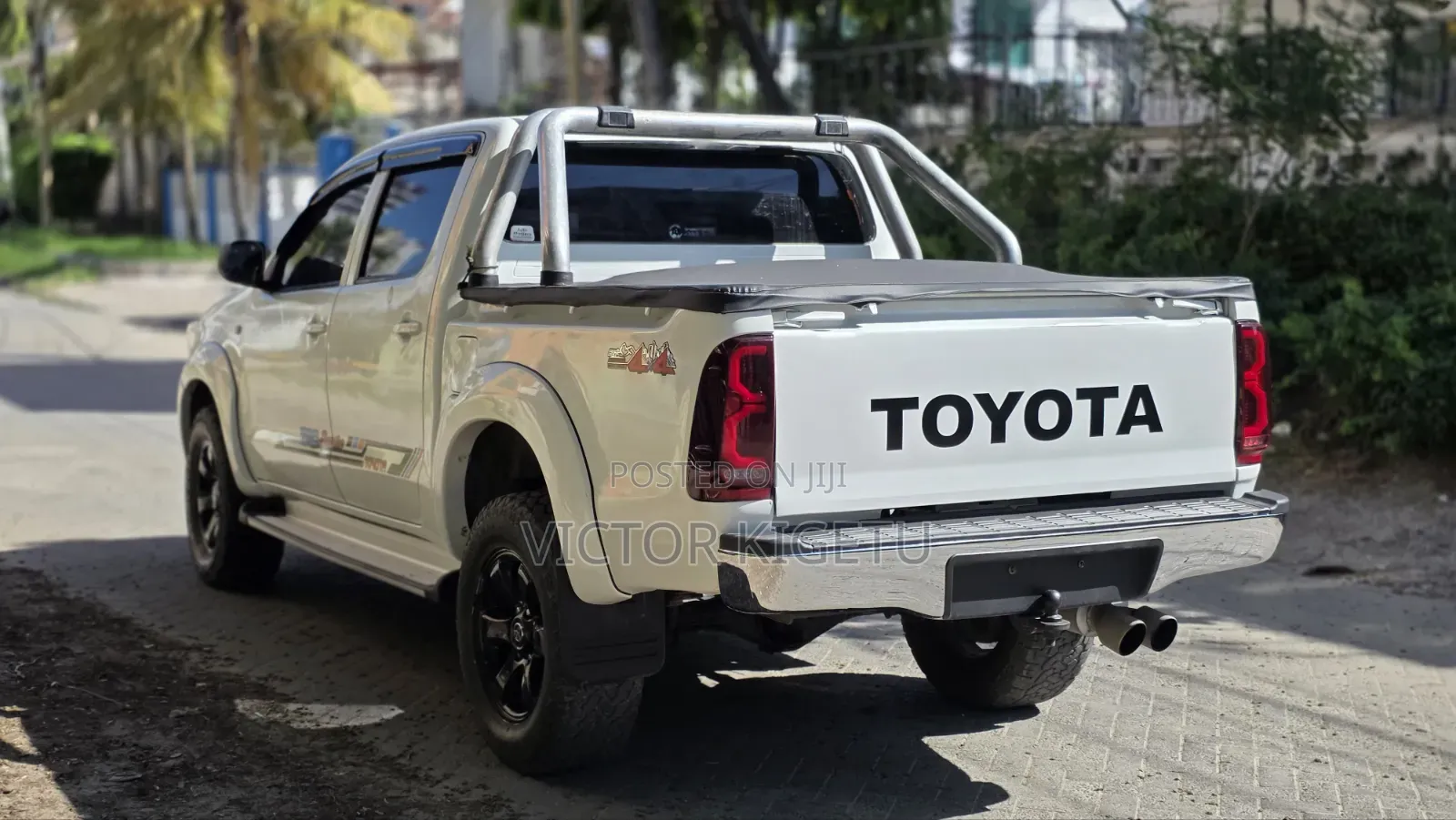 Toyota Hilux 2010 White