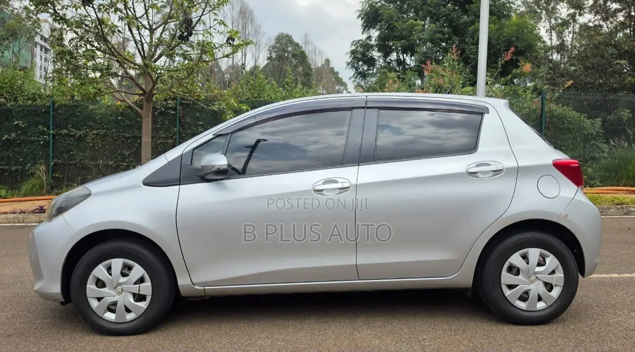 Toyota Vitz 2015 Silver