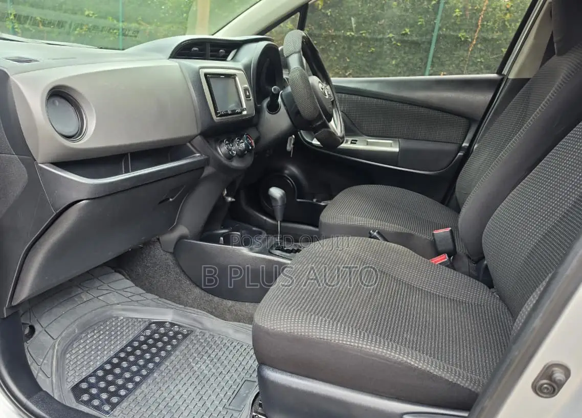 Toyota Vitz 2015 Silver