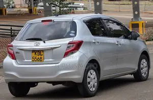 Toyota Vitz 2015 Silver