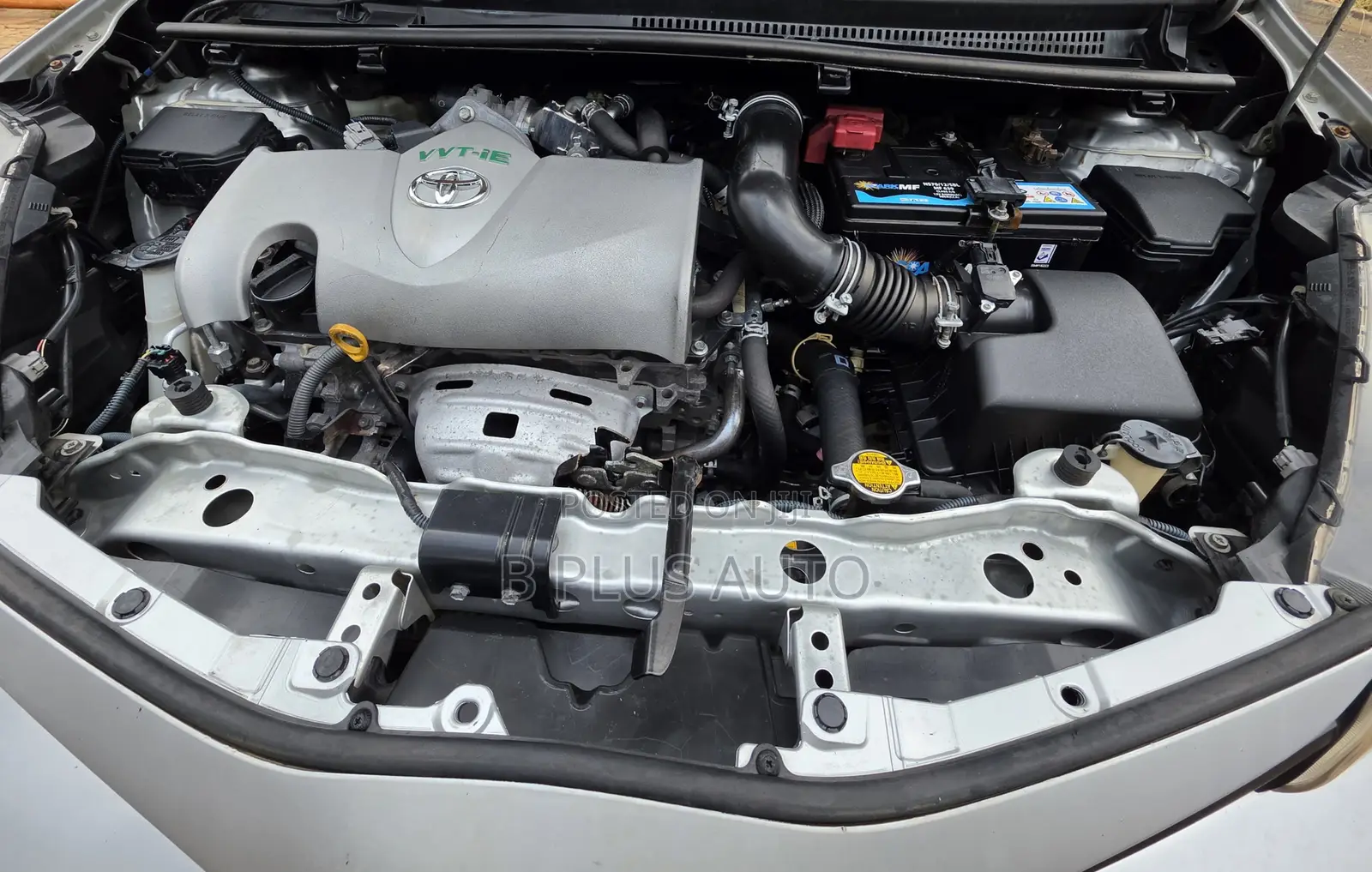 Toyota Vitz 2015 Silver