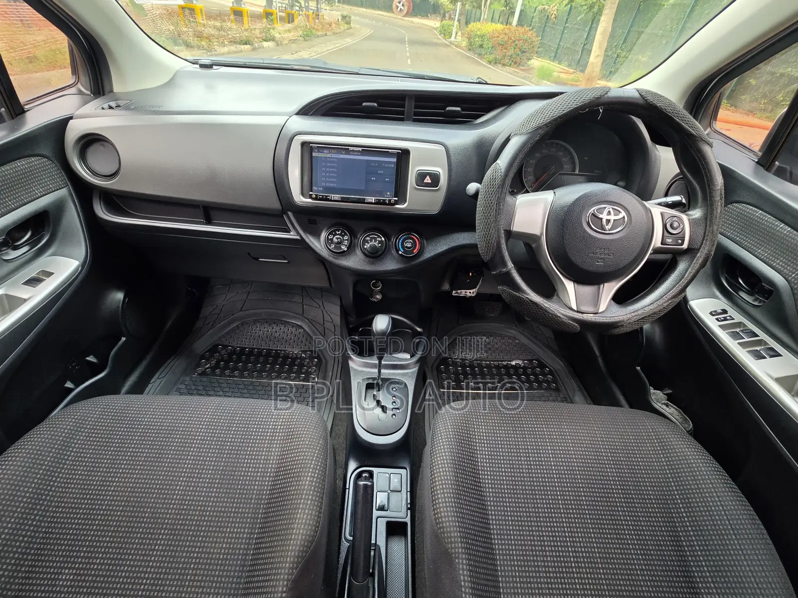 Toyota Vitz 2015 Silver