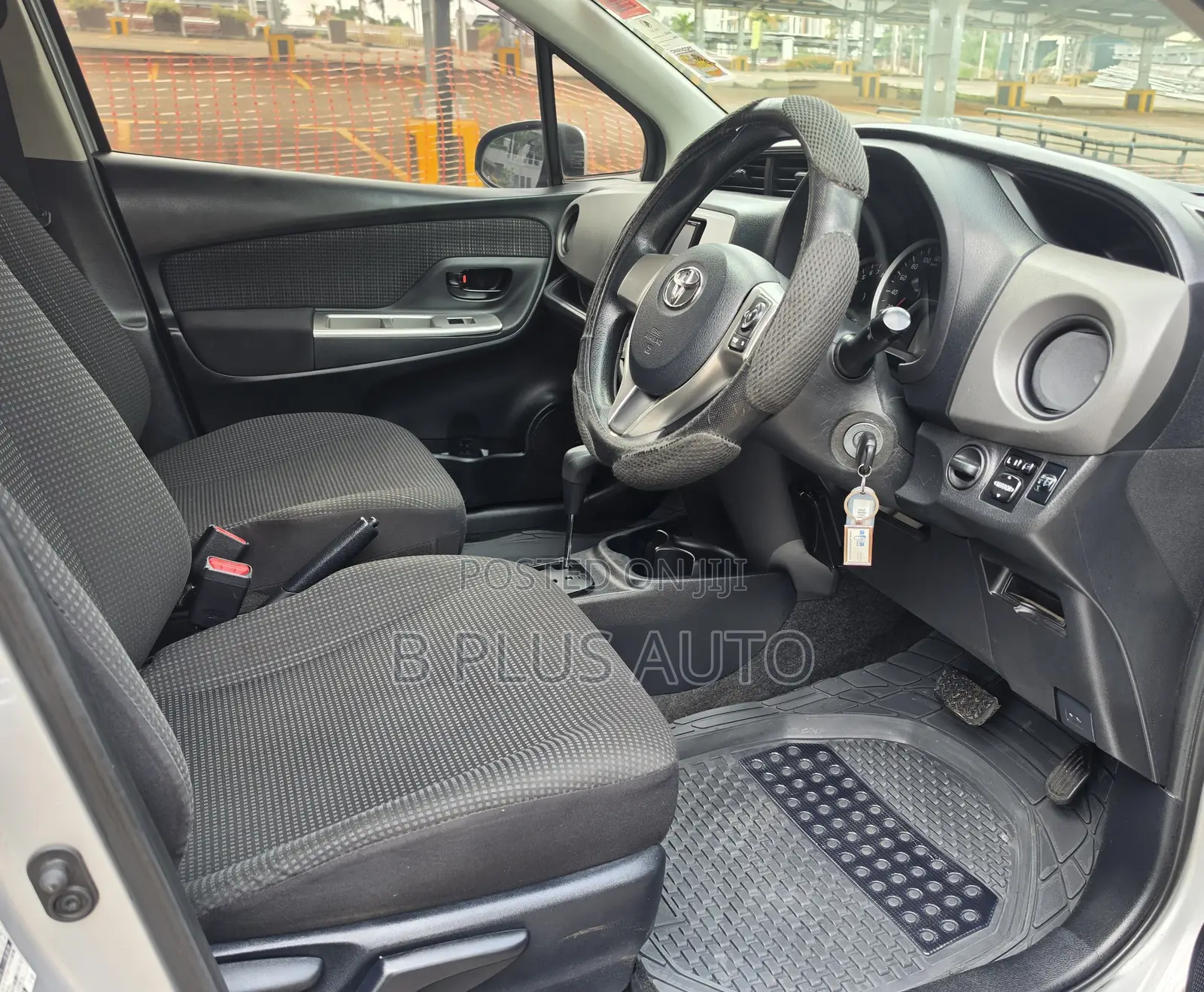 Toyota Vitz 2015 Silver