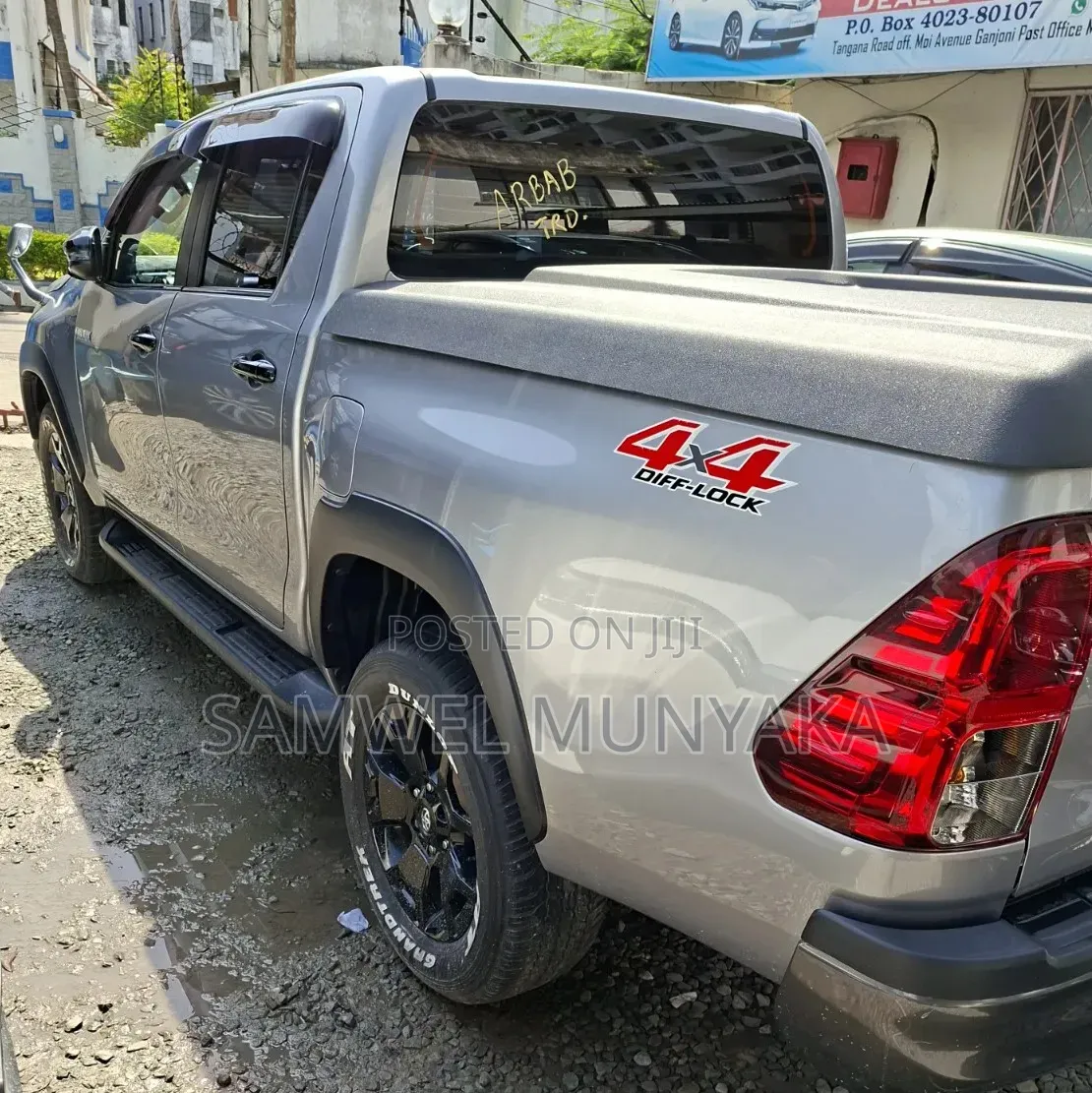 Toyota Hilux 2019 Silver