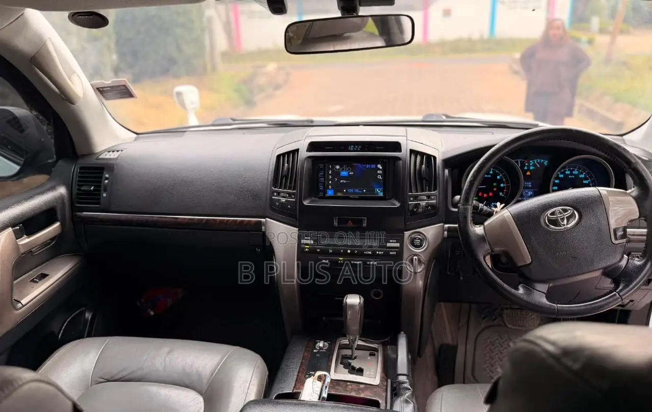 Toyota Land Cruiser 2010 White