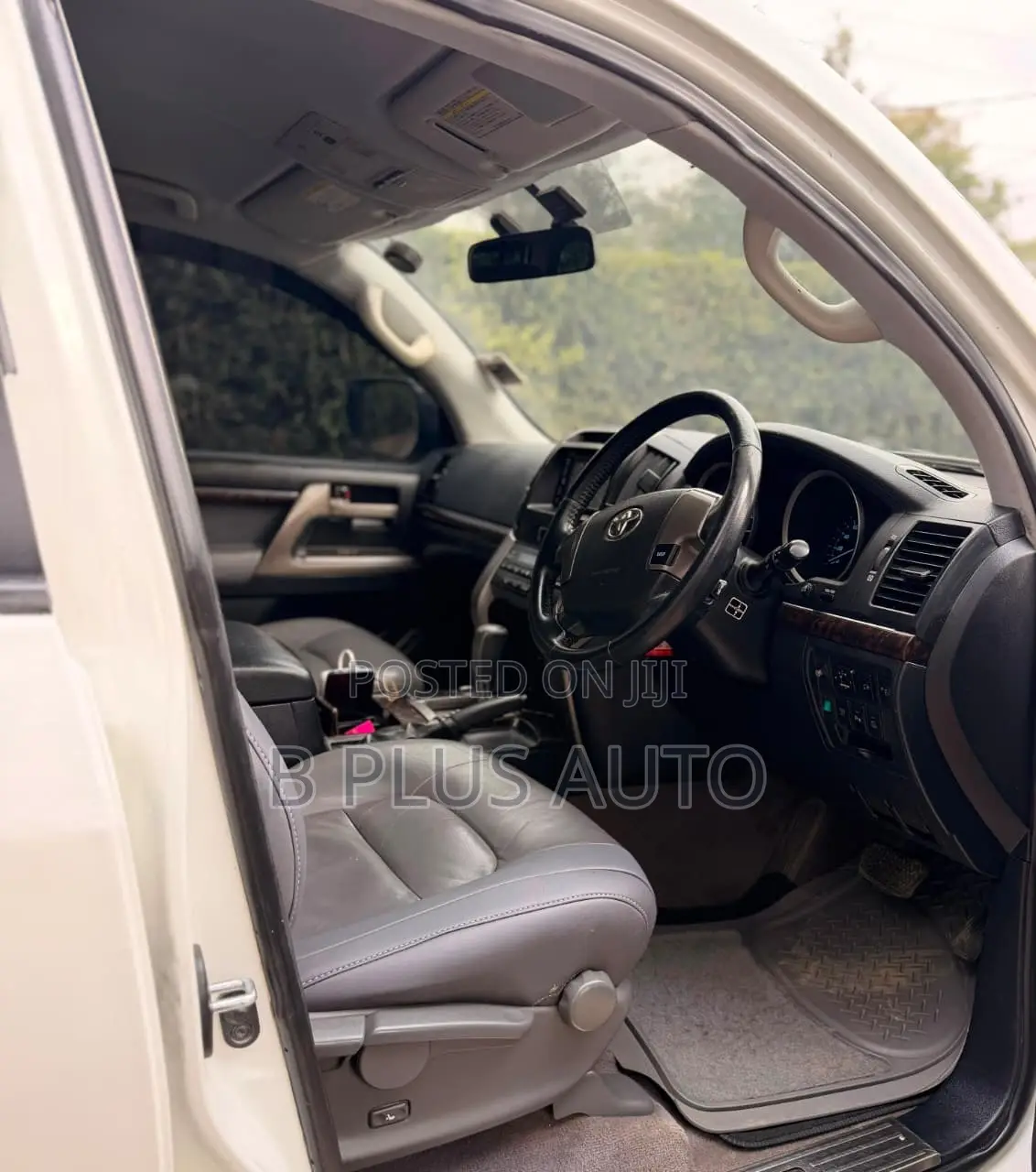 Toyota Land Cruiser 2010 White
