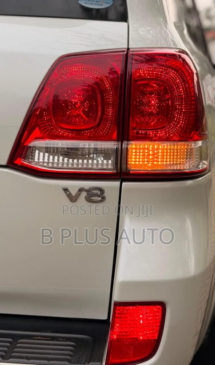 Toyota Land Cruiser 2010 White