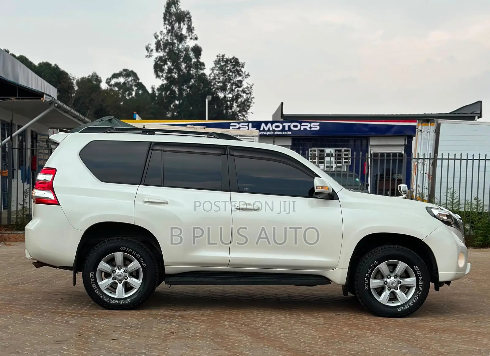 Toyota Land Cruiser 2010 White