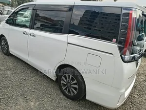 Toyota Esquire 2019 Pearl