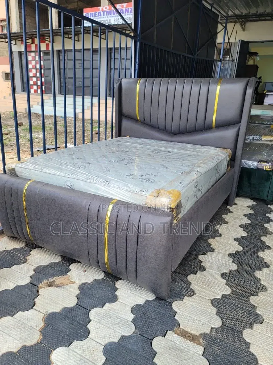 5x6 Grey Bed With Hold Trim