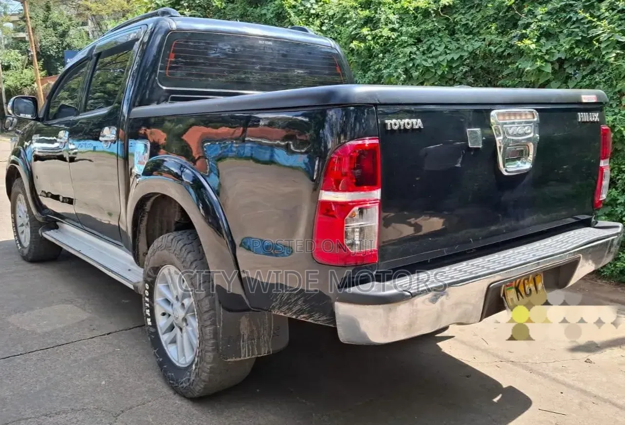 Toyota Hilux 2012 Black
