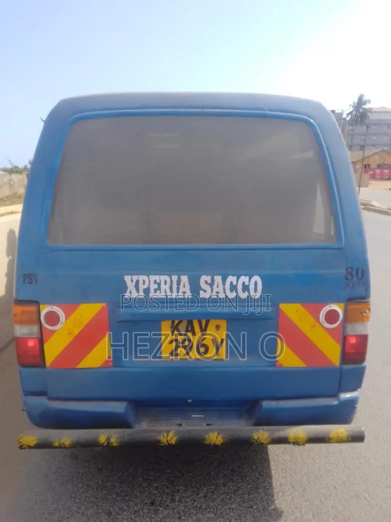 Nissan Caravan (Urvan) 2000 Blue