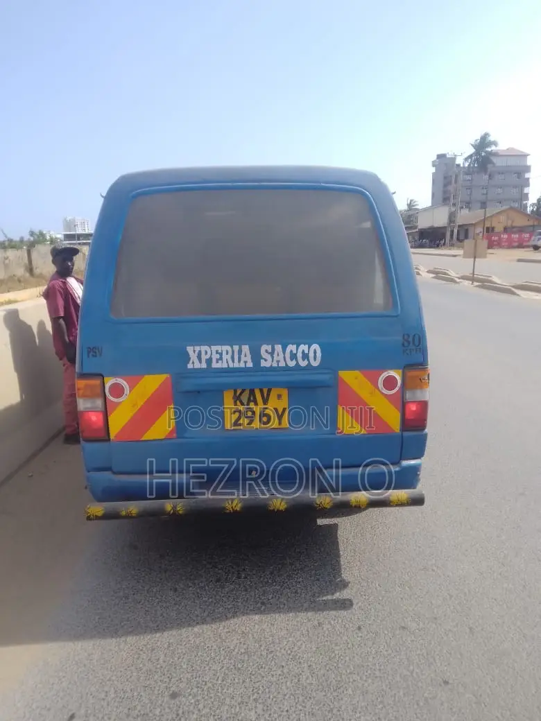 Nissan Caravan (Urvan) 2000 Blue