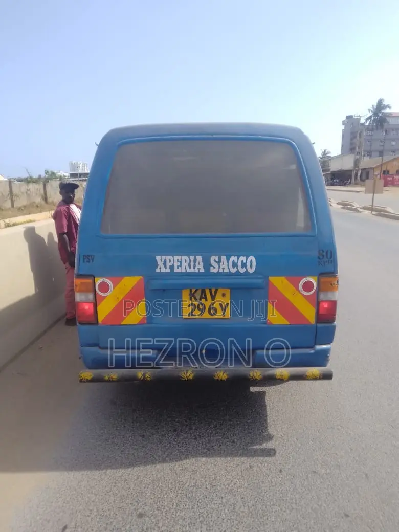 Nissan Caravan (Urvan) 2000 Blue