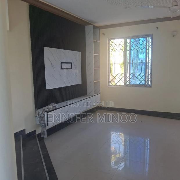 4bdrm Maisonette in Utange for sale - thumbnail 2