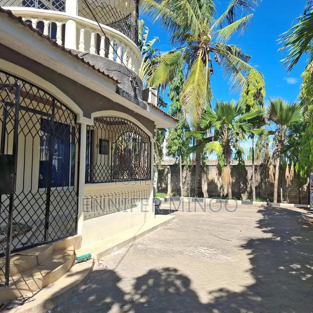 4bdrm Maisonette in Utange for sale - thumbnail 3