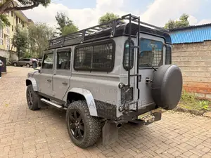Land Rover Defender Puma 110 SW 2012 Gray