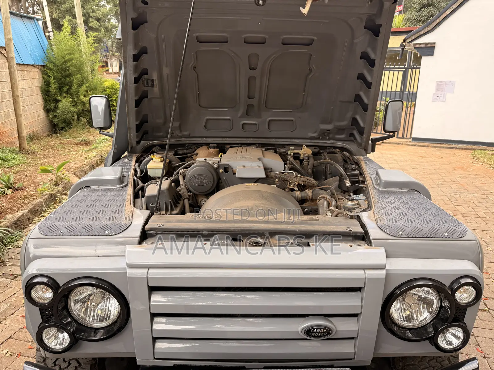 Land Rover Defender Puma 110 SW 2012 Gray