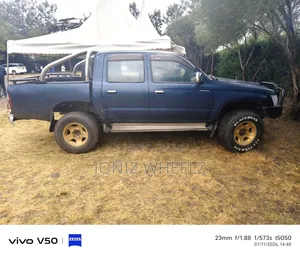 Toyota Hilux 1999 Blue