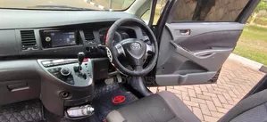Toyota ISIS 2009 Black