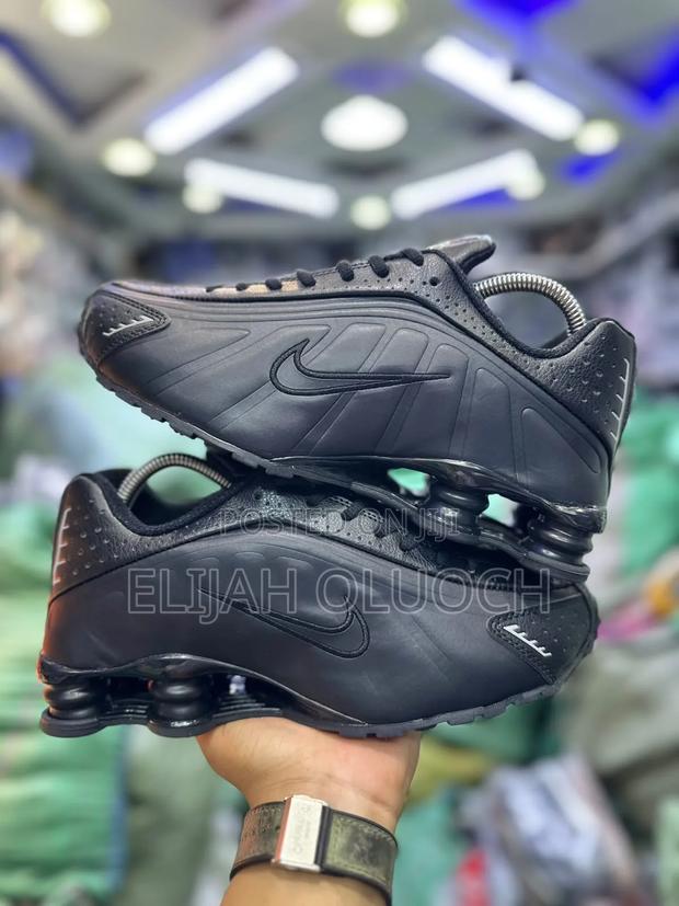 Nike Shox R4“ Triple Black “
Quality Leather 
Size 40-45