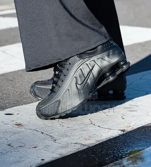 Nike Shox R4“ Triple Black “
Quality Leather 
Size 40-45