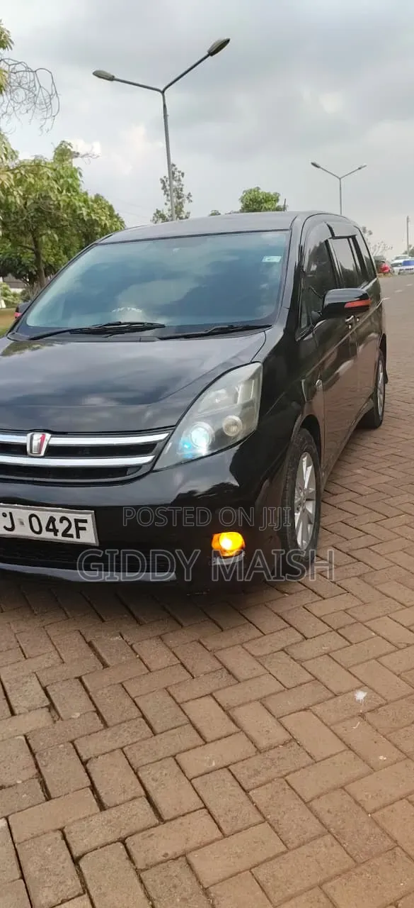 Toyota ISIS 2009 Black