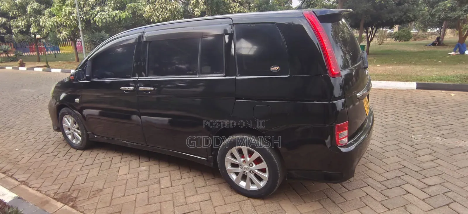 Toyota ISIS 2009 Black